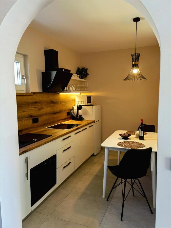 Stay In The Very Heart Of Porec - 50M To The Beach Exterior photo