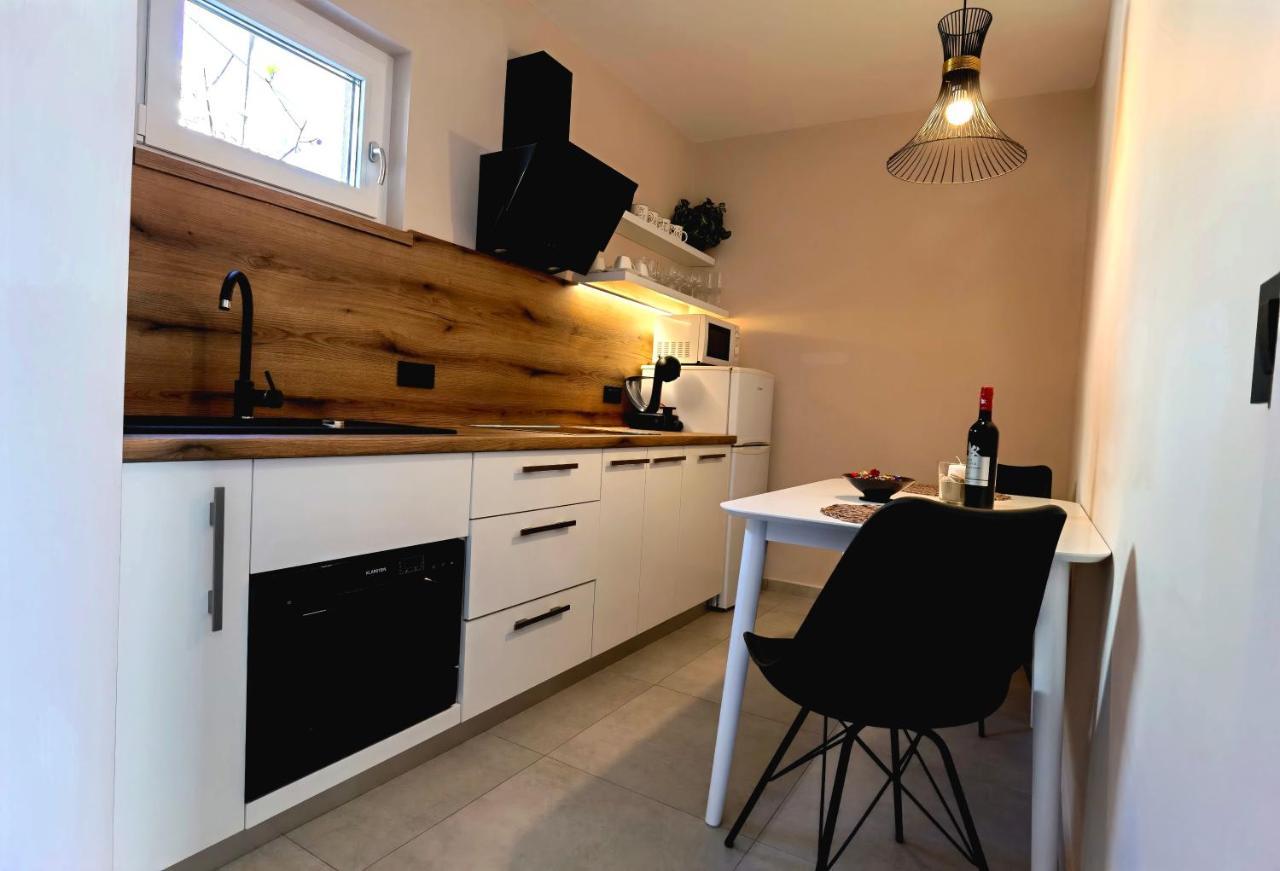 Stay In The Very Heart Of Porec - 50M To The Beach Exterior photo