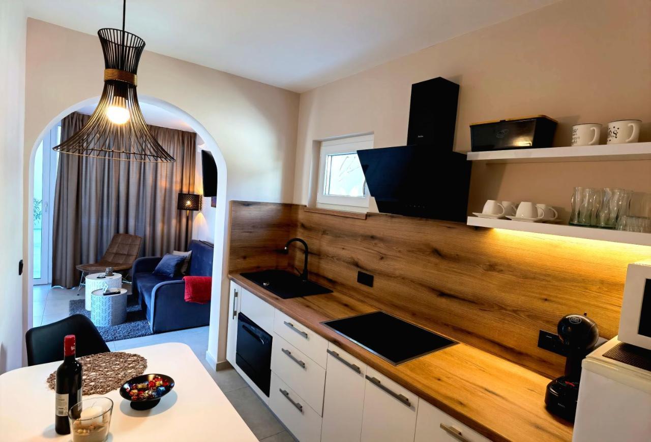 Stay In The Very Heart Of Porec - 50M To The Beach Exterior photo
