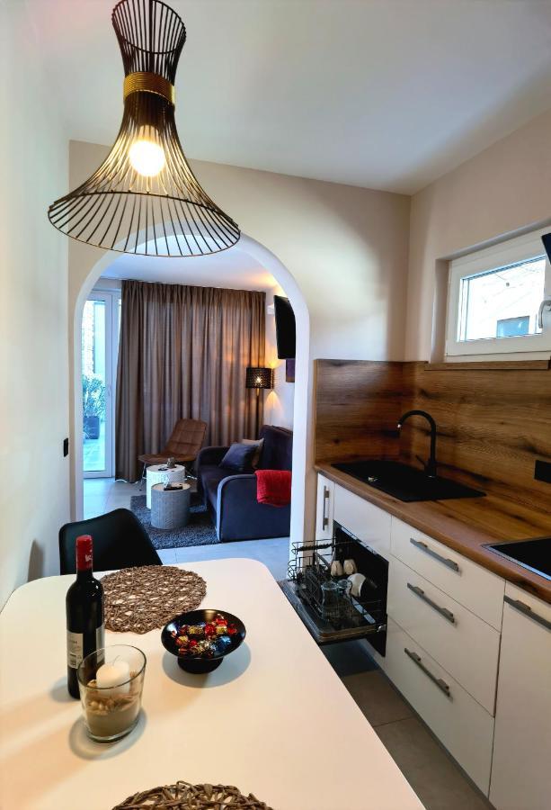 Stay In The Very Heart Of Porec - 50M To The Beach Exterior photo
